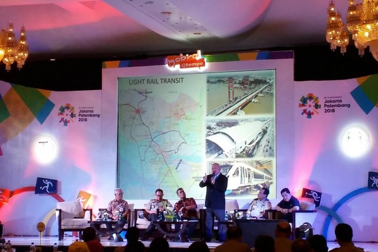 Gubernur Sumatera Selatan Alex Noerdin (berdiri) sedang memaparkan persiapan provinsinya menjelang Asian Games 2018 dalam diskusi di Jakarta, Rabu (2/5/2018).
