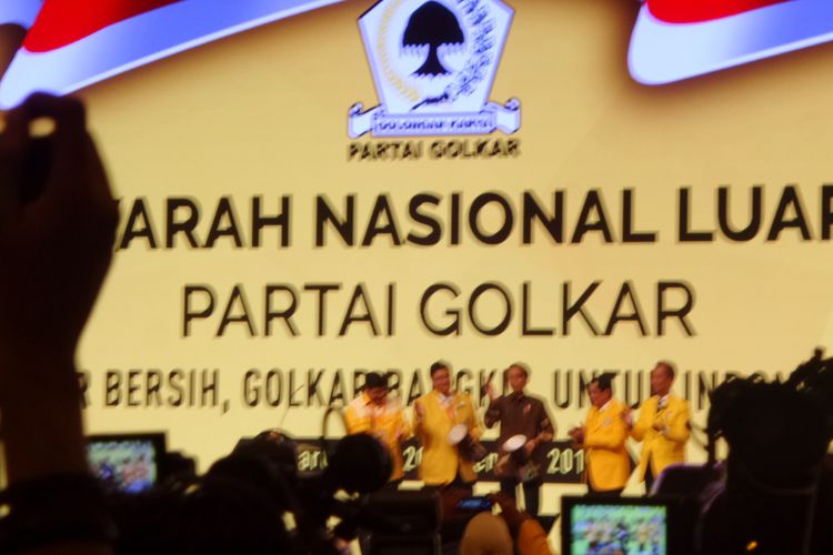 Presiden Joko Widodo (tengah) bersama pimpinan DPP Partai Golkar membuka Munaslub Partai Golkar di JCC, Senayan, Jakarta, Senin (18/12/2017).