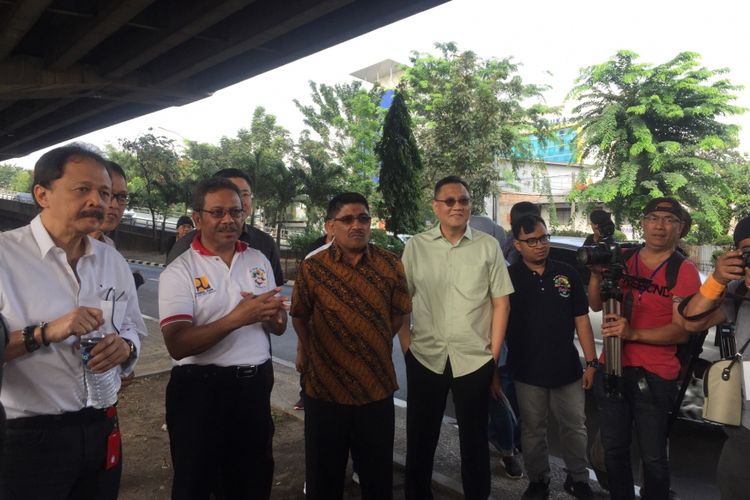 Peninjauan 73 pilar oleh Direktur Jenderal Bina Marga Sugiyartanto, Direktur Utama CMNP Tito Sulistio, Ketua Pelaksana,  Adil, di Jalan tol Rawamangun, Jakarta Timur, Sabtu (4/8/2018). 