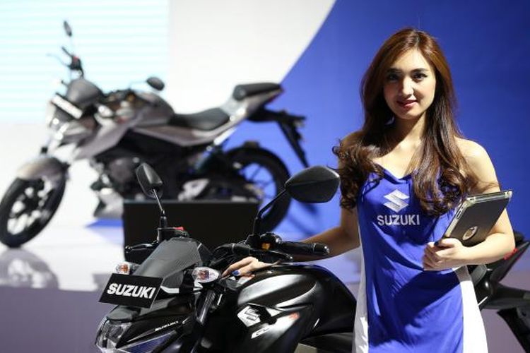 Sales promotion girl berpose saat Indonesia Motorcycle Show 2016 di Jakarta Convention Center, Kamis (3/11/2016). Pameran motor ini akan berlangsung hingga 6 November mendatang. KOMPAS IMAGES/KRISTIANTO PURNOMO