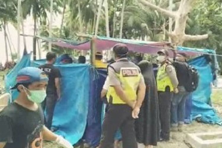 Dilaporkan meninggal dunia usai makan durian, kuburan mandor bangunan dibongkar kembali oleh polisi dna tim DVI Polda Sulsel.