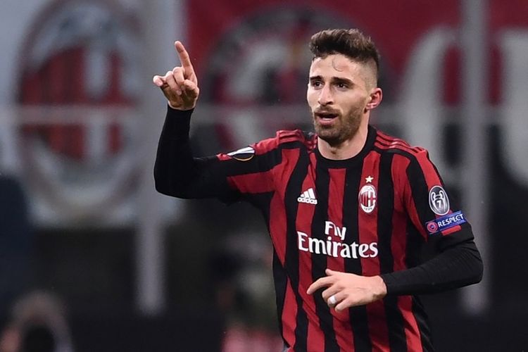 Penyerang AC Milan, Fabio Borini, merayakan gol yang dia cetak ke gawang Ludogorets dalam laga leg kedua babak 32 besar Liga Europa di Stadion San Siro, Milan, Italia, pada 22 Februari 2018. 