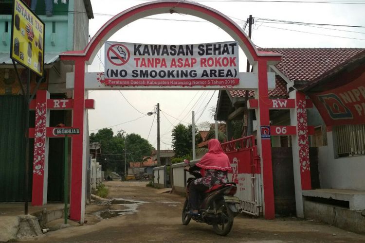 Salah satu kawasan tanpa rokok di Desa Wadas, Kecamatan Telukjambe Timur, Karawang.