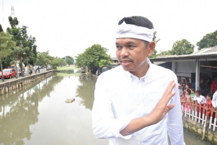 Cawagub Jabar Dedi Mulyadi sedang berada di kawasan permukiman bantaran Sungai Duren Jaya, Kecamatan Bekasi Timur, Kota Bekasi, Jumat (16/3/2018).