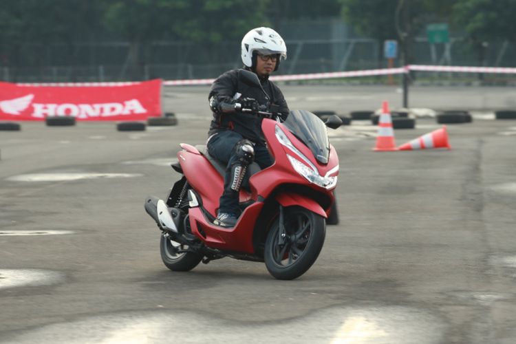 Kompas.com di atas Honda All New PCX.