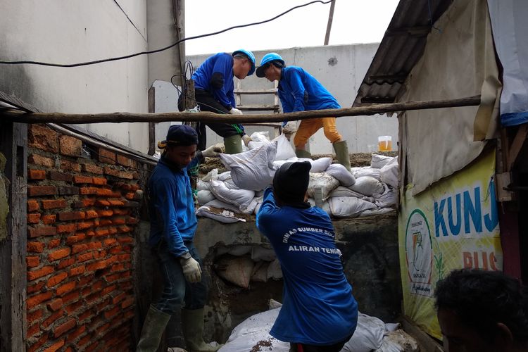 Kondisi tanggul di Kampung Luar Batang terus diperbaiki dinas terkait, Selasa (14/11/2017). Personel Sumber Daya Air terus melakukan perbaikan di tanggul yang bocor