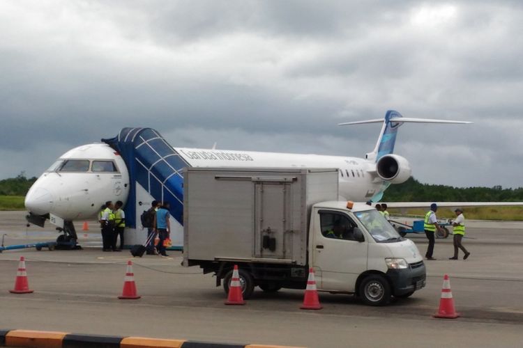 Aktivitas di Bandara Domine Eduard Osok, Sorong, Papua Barat, Jumat (4/5/2018).