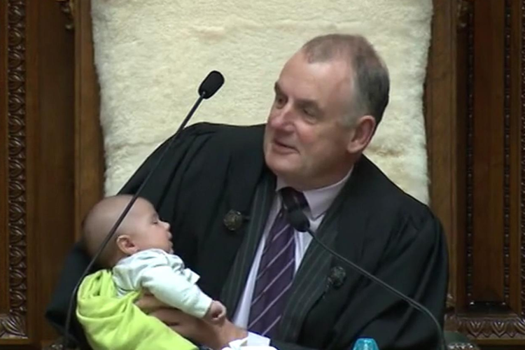 Politisi Selandia Baru, Trevor Mallard, menggendong seorang bayi saat sidang parlemen
