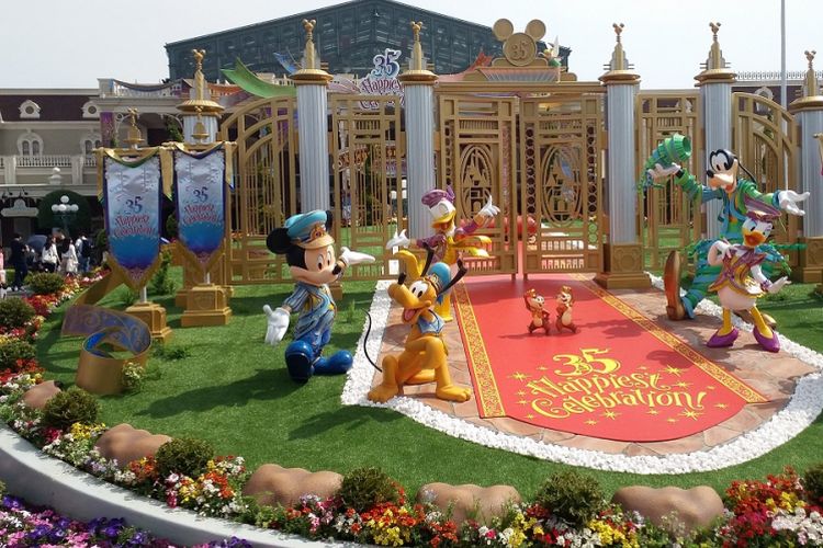 Taman yang berisi patung berbagai tokoh Disney ini terletak di area pintu masuk Tokyo Disneyland. Taman ini dihias menjadi lebih indah dalam rangka perayaan ke-35 tahun Tokyo Disneyland.