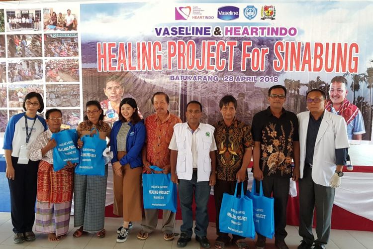 Pemberian bantuan obat-obatan, Vaseline Repairing Jelly dan sembako dalam program Vaseline Healing Project, Desa Batukarang, Karo, Sumatera Utara, Sabtu (28/4/2018).