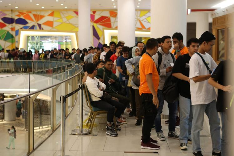 Antrean pengunjung mengular di lantai 6 pusat perbelanjaan Senayan City, Jakarta saat acara Jakarta Sneaker Day 2019 dibuka pada Kamis (7/2/2019).  Ratusan pengunjung rela antre berdiri, setelah membeli tiket masuk yang dibanderol Rp 80.000.