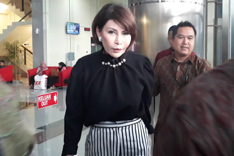 Dian Muljadi Soedarjo, mantan istri Direktur Utama PT Mugi Rekso Abadi (PT MRA) Soetikno Soedarjo, selesai diperiksa KPK, Jumat (23/3/2018).