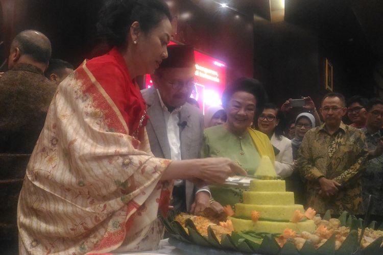 Presiden ke-3 RI, Bacharuddin Jusuf Habibie, mendapatkan kejutan pada hari ini ulang tahunya yang ke-83 di Balai Sidang Universitas Indonesia (UI), Depok, Jawa Barat, Selasa (25/6/2019). 