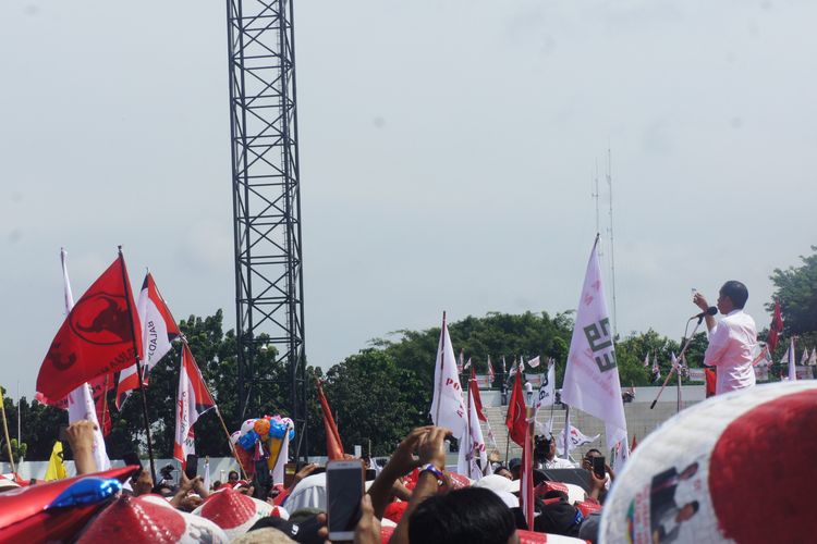 Capres Nomor Urut 1 Jokowi  saat kampanye terbuka di Stadion Singaperbangsa Karawang, Senin (9/4/2019).