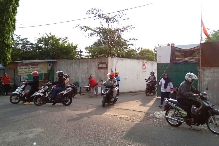 Sejumlah pekerja keluar dari pabrik PT Pelita Tomang Mas, di Karanganyar, Jawa Tengah, Rabu (14/10/2020) sore. Para pekerja di Karanganyar berharap pandemi Covid-19 bisa menjadi momentum bagi pemerintah untuk memperbaiki pengawasan dan penegakan aturan ketenagakerjaan agar tidak merugikan buruh.