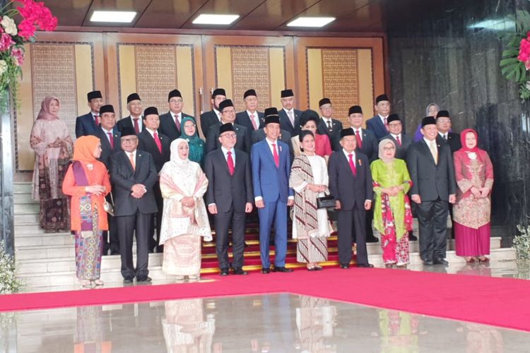 Presiden Joko Widodo berfoto bersama Ketua MPR Zulkfili Hasan dan rombongan kepala lembaga sebelum Pidato Kenegaraan dalam Sidang Tahunan MPR 2019 pada Jumat (16/8/2019).