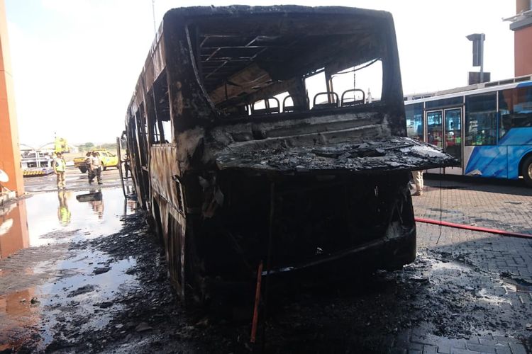 Bus yang terbakar di area Bandara I Gusti Ngurah Rai, Jumat (6/9/2019)