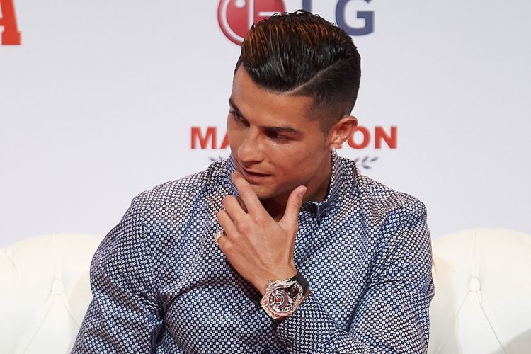 Cristiano Ronaldo dengan arloji baru yang bertabur berlian