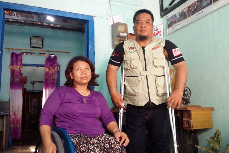 Suliyono dan Eni Liliyanti, saat ditemui di rumahnya, Sabtu (6/4/2019). Pasangan sesama disabilitas ini menikah pada tahun 2005.