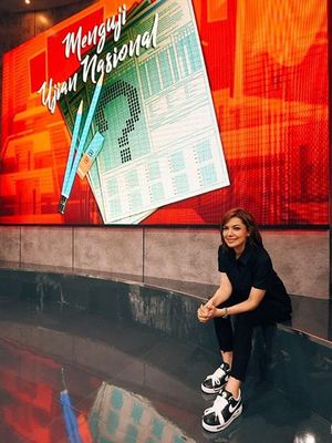 Pembawa acara Najwa Shihab memakai sepatu Air Force 1 Para Noise yang merupakan hasil kolaborasi G-Dragon dengan Nike.