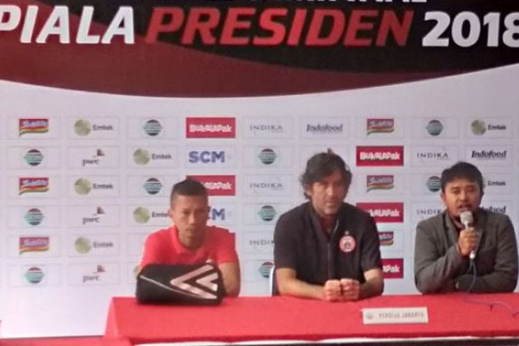 Ismed Sofyan (kiri) bersama pelatih Persija Jakarta, Stefano Cugurra (tengah) saat konferensi pers di Balai Persis, Solo, Jumat (9/2/2018).