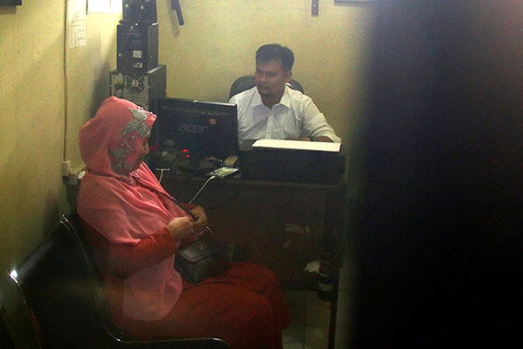 Cut Mega Putri pemilik Azizi Tour and Travel Cabang Aceh Barat menjalani pemeriksaan di ruang Reskrim Polres Aceh Barat sebagai tersangka dalam kasus penipuan perjalanan umrah. 