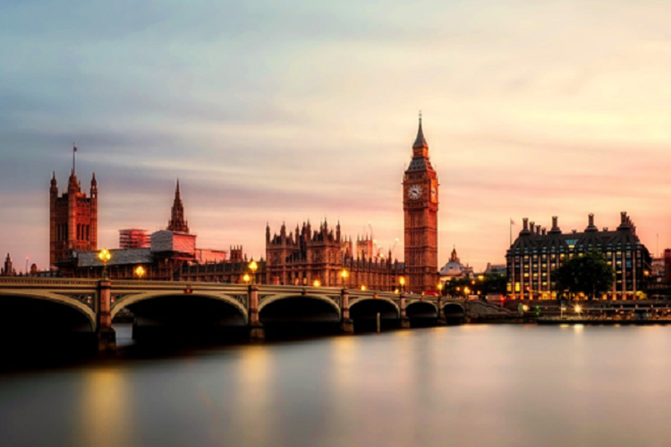 Suasana magis kota London di waktu senja.