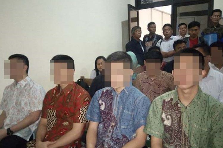 Sejumlah taruna akpol akhirnya hadir di PN Semarang untuk mengikuti sidang dalam kasus dugaan penganiayaan terhadap korban hingga meninggal dunia. Mereka hadir mengakan pakaian batik, Selasa (19/9/2017). 