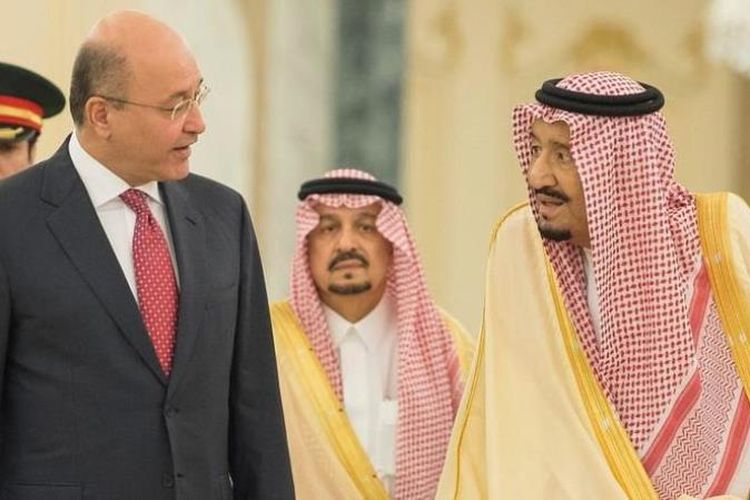 Presiden Irak Barham Saleh (kiri) saat bertemu Raja Arab Saudi Salman bin Abdulaziz (kanan) di Riyadh, Minggu (18/11/2018).