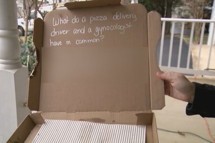 Ibu di AS yang tidak ingin disebutkan namanya itu memposting kotak pizza yang berisi lelucon yang dianggap sangat mesum