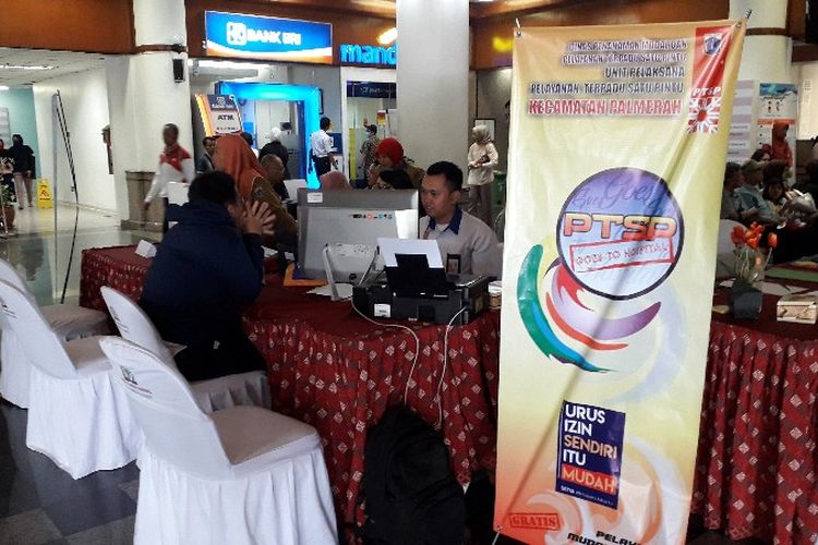 Unit Pelaksana Pelayanan Terpadu Satu Pintu (PTSP) Kecamatan Palmerah berinovasi dengan membuka layanan PTSP Goes to Hospital di RS. Dharmais, Kota Bambu Selatan, Slipi, Jakarta Barat pada Selasa (18/9/2018). 