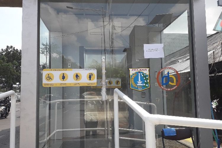Fasilitas lift di jembatan penyebrangan orang (JPO) Jelambar Barat, Jalan Pangeran Tubagus Angke, Tambora, Jakarta Barat belum beroperasi pada Jumat (11/1/2019) karena menunggu kesiapan petugas jaga. 