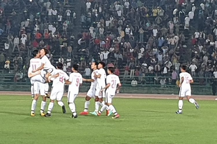 Selebrasi pemain Thailand U-22 setelah mengalahkan Kamboja pada babak semifinal Piala AFF U-22 yang digelar di Stadion Nasional, Minggu (24/2/2019). Thailand akan menghadapi Indonesia pada babak final Piala AFF U-22.