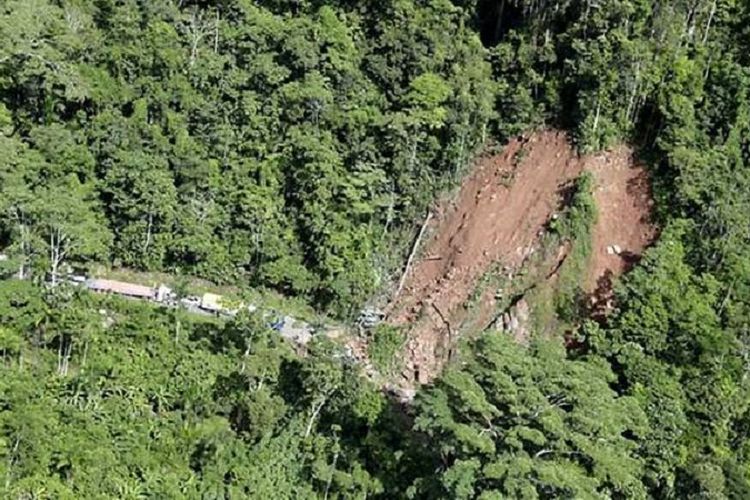Foto udara yang menunjukkan longsoran tanah akibat gempa di Yurimaguas, di wilayah Amazon, Peru, Minggu (26/5/2019).