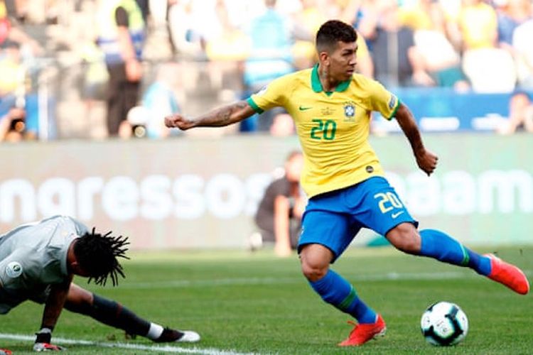 Roberto Firmino mencetak gol ke gawang Pedro Gallese pada laga Peru vs Brasil di Arena Corinthians dalam lanjutan Copa America 2019, 22 Juni 2019. 