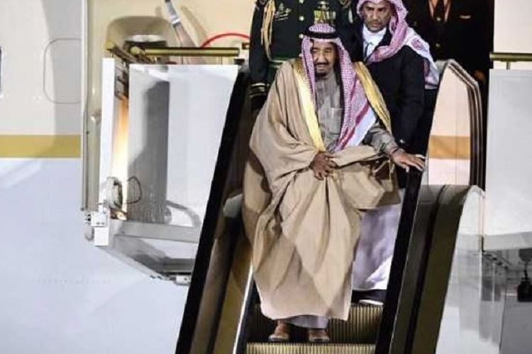 Raja Salman menuruni pesawat dengan eskalator emas saat berkunjung ke Moscow Rusia pekan ini.
