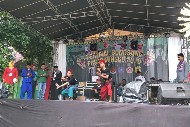 Sanggar Seni Pencak Silat Ji Ung dari Bekasi menampilkan jurus silat betawi dalam Festival Bongsang di Jalan Raya Ragunan, Jatipadang, Pasar Minggu, Jakarta Selatan, Minggu (25/3/2018). 