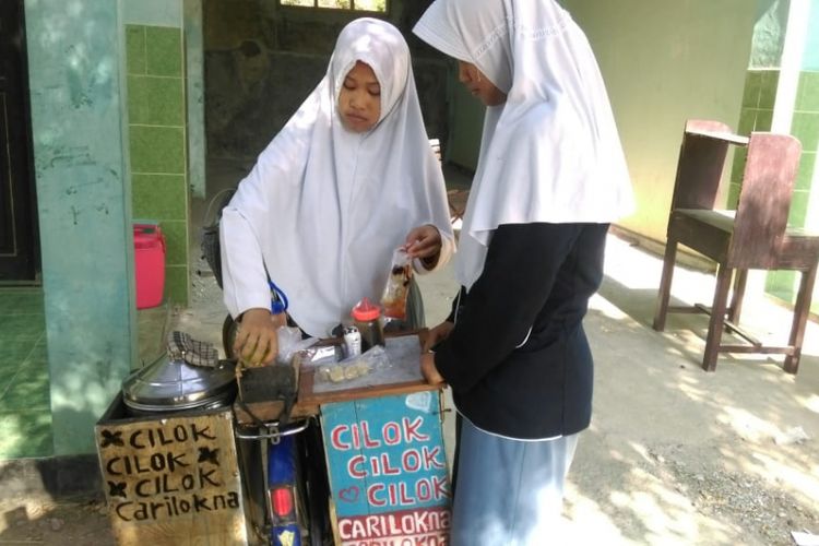 Nampak Ida sementara melayani teman-temannya yang membeli cilok buatanya.