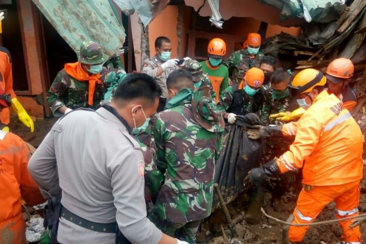 Tim SAR gabungan dibanti TNI dan Polri tengah mengevakuasi satu jasad dari timbunan longsor di Dusun Pattiro, Desa Pattallikang, Kecamatan Manuju, Kabupaten Gowa, Sulawesi Selatan pada Jumat, (25/1/2019).