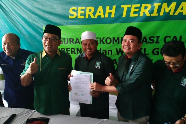 Ridwan Kamil dan Uu Ruzhanul Ulum bersama Ketua DPW Partai Nasdem Jawa Barat Saan Mustopha dan Ketua DPW PKB Jawa Barat Syaiful Huda.