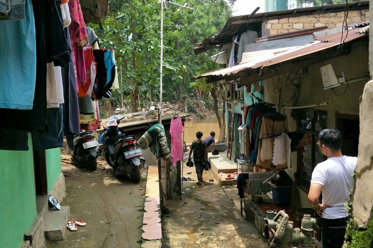 Permukiman warga yang tinggal bantaran Kali Ciliwung, Kelurahan Pengadegan, Pancoran, Jakarta Selatan, Senin (12/2/2018).
