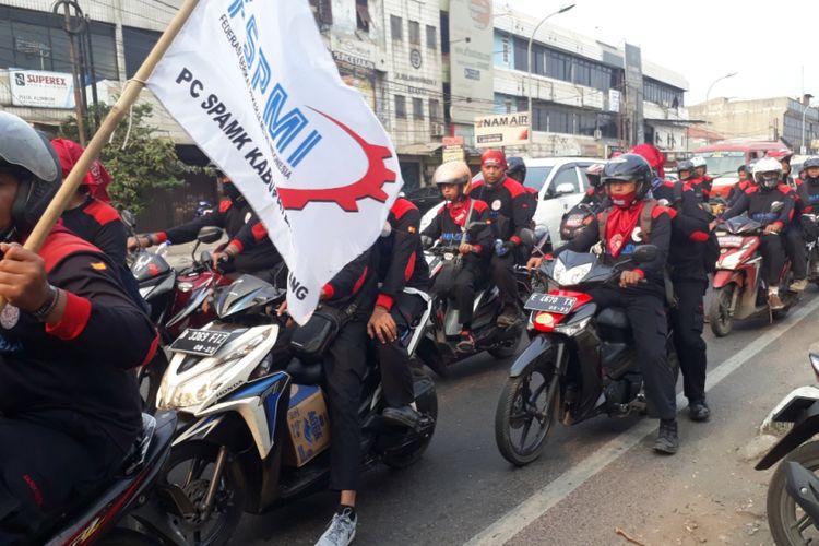 Ratusan Buruh FSPMI dan KSPI longmarch bertolak ke Jakarta dukung Prabowo sebagai Capres, Kamis (9/8/2018).