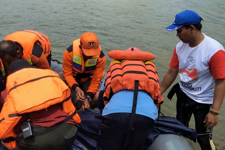 Petugas gabungan saat mencari Winarno (58) yang hilang di Waduk Karangkates, Desa Sukowilangon, Kecamatan Kalipare, Kabupaten Malang, Kamis (15/11/2018)