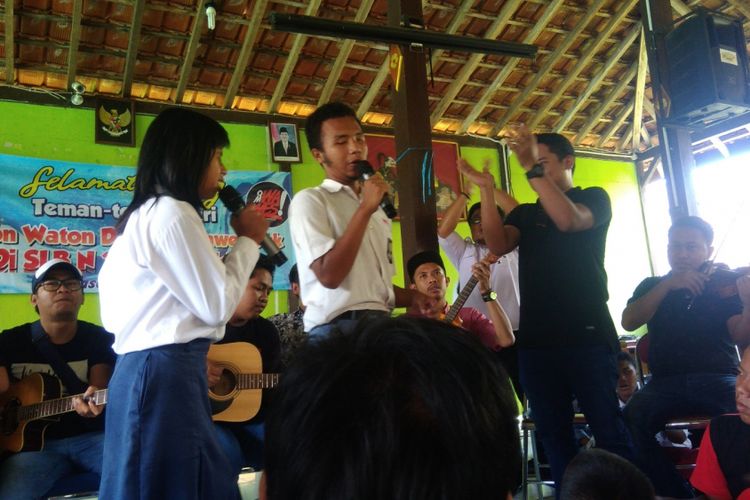 Muhammad Kelvin Aditama (Tengah) Bernyanyi Bareng Bersama Vokalis Guyonan Waton Faisal Bagus saat Bernyanyi Di Aula SlB N 1 Gunungkidul Selasa (5/3/2019)