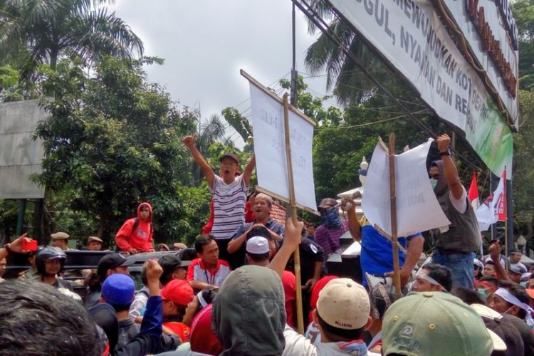 Massa pengunjuk rasa yang menolak penerapan sistem satu arah (SSA) di Jalan Dewi Sartika, Depok mendatangi Balai Kota Depok di Jalan Margonda pada Kamis (7/9/2017) siang. Sebelumnya, mereka berunjuk rasa di Jalan Dewi Sartika, tepatnya di seberang Transmart Carrefour.