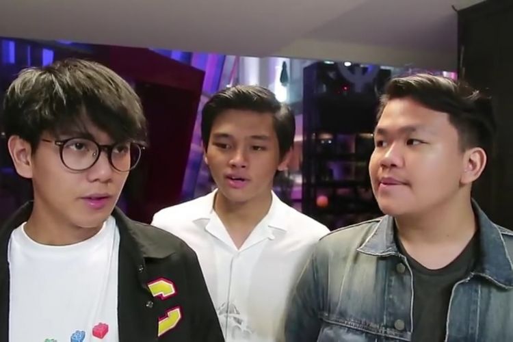 Para personel CJR (dari kiri) Iqbaal, Aldy, dan Kiki, mengumumkan bahwa boyband tersebut bubar melalui sebuah video yang diunggah di YouTube.