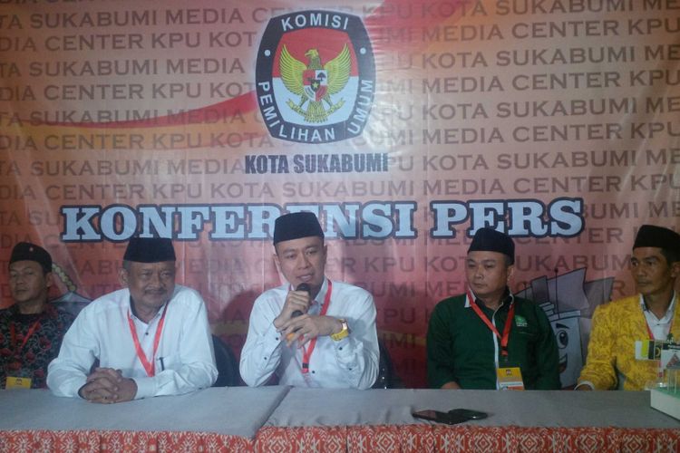 Pasangan bakal calon Jona Arizona (ketiga dari kiri) dan Hanafie Zain (kedua dari kiri) didampingi ketua partai pengusung saat konferensi pers di KPU Kota Sukabumi, Rabu (10/1/2018).