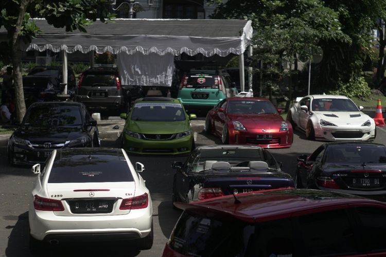 Kumpul Komunitas dan Mobil  Modifikasi  di  Bandung 