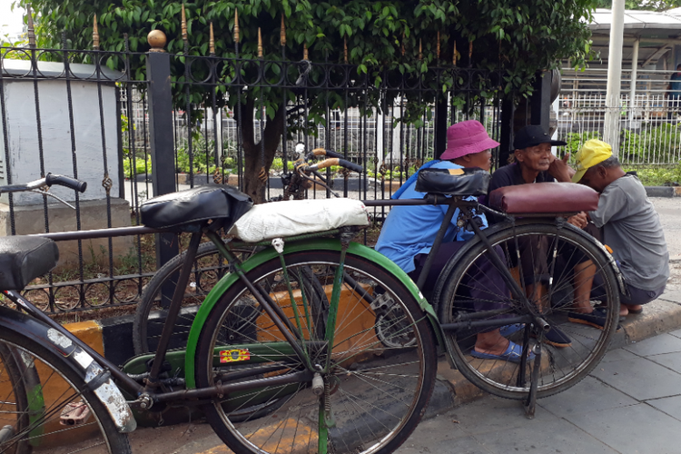Pengojek sepeda ontel di kawasan Kota Tua, Jakarta Barat, Senin (28/5/2018).