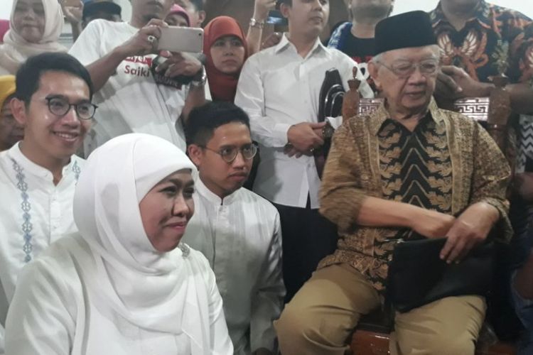 Calon Gubernur Jawa Timur nomor urut 1 Khofifah Indar Parawansa tersenyum mendampingi KH Sholahuddin Wahid di kediamannya. Gus Sholah adalah salah satu kiai yang menyokong dan mendorong Khofifah maju di Pilgub Jawa Timur 2018.